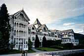 Norvegia, la regione dei fiordi, Balestrand sull'Aurlandsfjord. Il Kvikn's Hotel (1894) l'edificio di legno pi grande d'Europa.